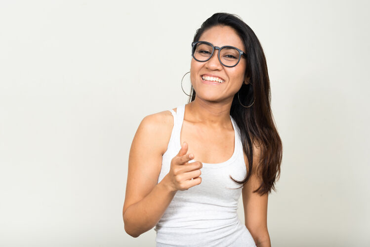 时髦快乐的亚洲书呆子女人指着相机的画像中眼镜眼镜