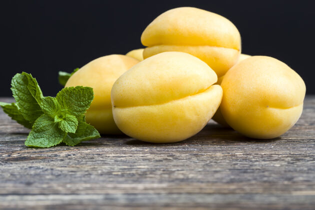 滋补黄色的自制杏子切成块好吃的成熟的健康杏子超级食品餐厅期间