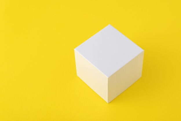 包装黄色方形白色纸箱背景.copy空格.mock起来立方体递送纸箱