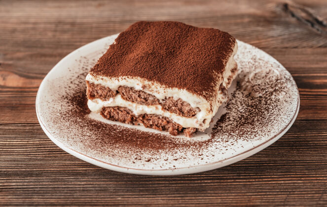 地面一份意大利提拉米苏甜点放在木桌上装饰奶油巧克力