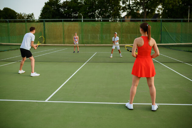 人混合双打网球运动员 室外court.活动健康的生活方式 人们用球拍和球进行体育游戏 用球拍进行健身锻炼球拍球户外
