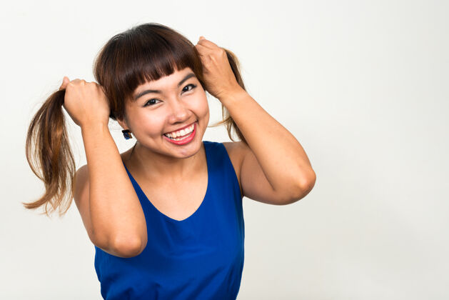 东南年轻漂亮的亚洲女人对抗白色空间发型染色女士