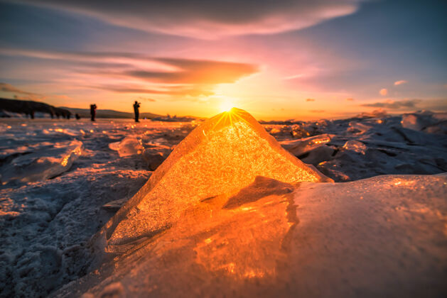 风景日落天空与自然破冰超过冻结的水贝加尔湖 西伯利亚 俄罗斯光云地平线