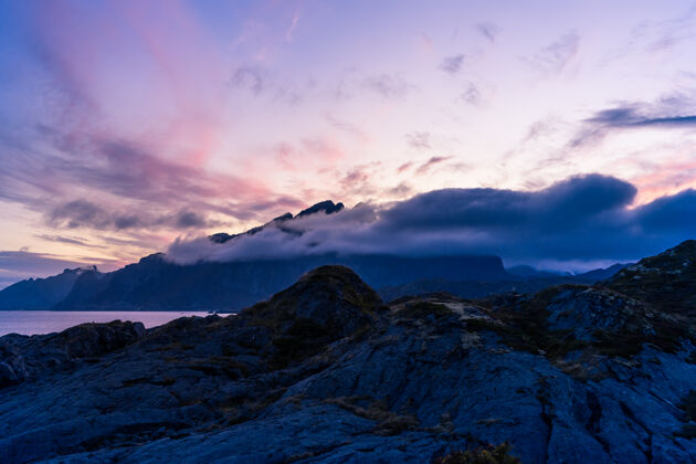 旅游戏剧性的日落景观与海和山在罗弗顿 挪威目的地风景风景洛弗顿