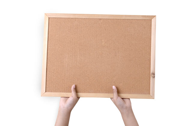 保持一只手拿着一块棕色软木板 被隔离在白色墙壁上矩形帖子信息