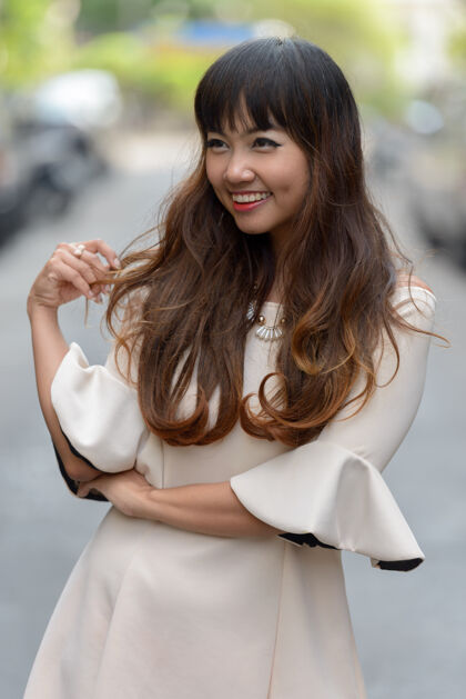 市中心年轻美丽的亚洲女商人在城市户外的画像女士办公室亚洲人
