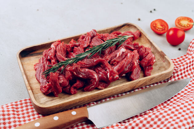 剁生牛肉片在木板上片切肉