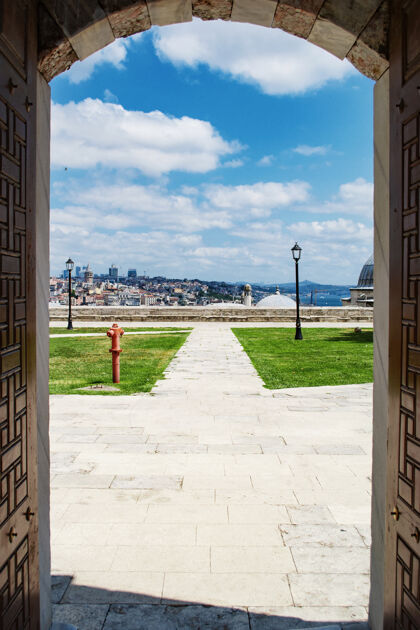 城市景观从苏莱曼尼耶清真寺的观景台上通过敞开的门可以看到伊斯坦布尔旅行景观伊斯坦布尔