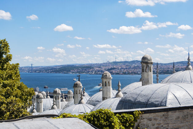 蓝天从苏莱曼尼耶清真寺的观景台上可以看到伊斯坦布尔和博斯普鲁斯海峡景观清真寺户外