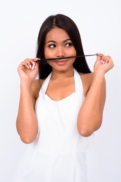 泰语年轻的亚洲女商人反对空白衬衫头发搞笑