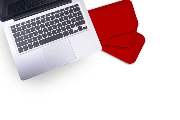 运气笔记本电脑和一堆红包被隔离在白墙上礼物单位明亮