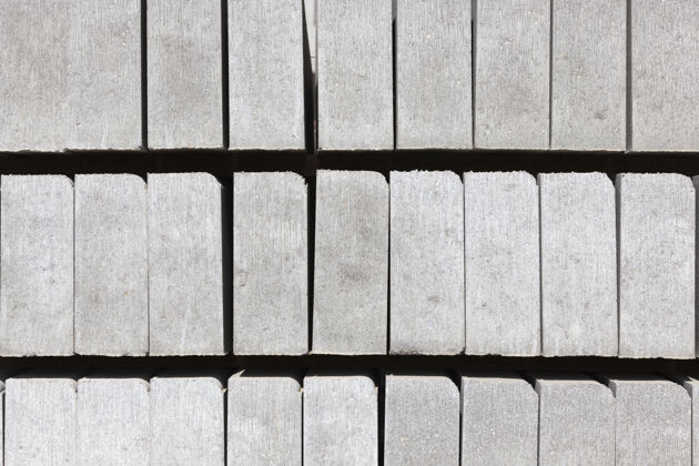 材料灰色路缘石和新的建筑瓷砖铺设道路和建设道路铺砌铺砌瓷砖板