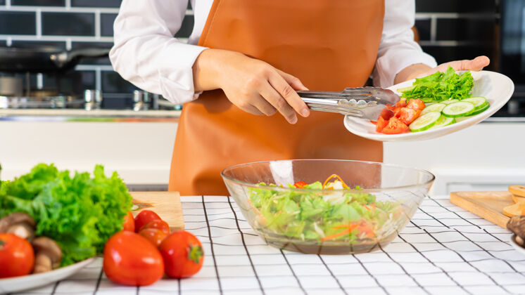 饮食女人在准备健康食品蔬菜沙拉的过程中食物男性五颜六色