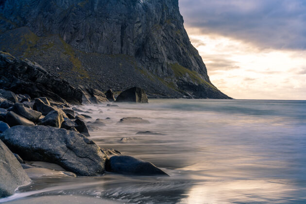 海岸科瓦维卡海滩和山景观 罗弗顿 挪威欧洲目的地风景斯堪的纳维亚