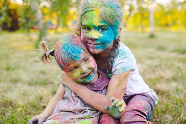 欢呼姐妹们的肖像 画成胡里的颜色印度宗教公园