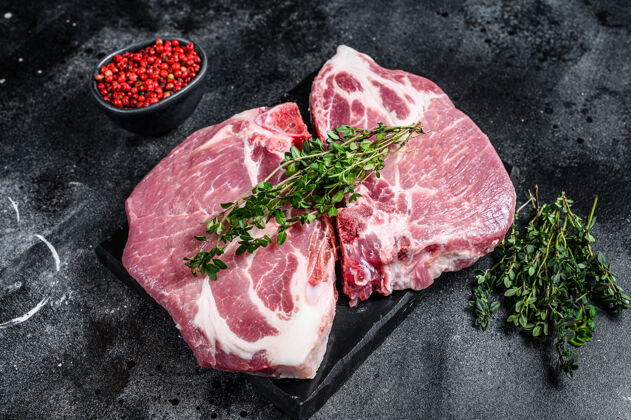 顶视图生猪肉牛排放在大理石板上生的调味品猪肉