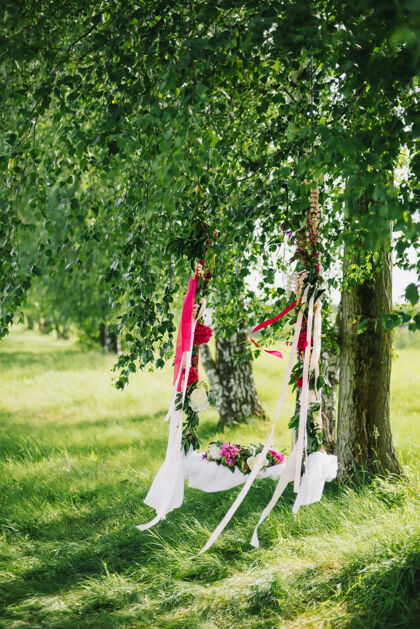 细节用鲜花装饰的秋千 让浪漫的情侣在夏天相爱安排活动自然