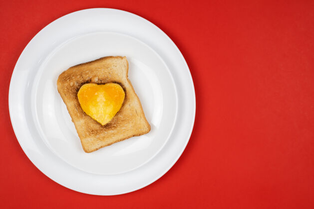 有机心形早餐三明治 中间放鸡蛋在盘子里零食薯条吐司