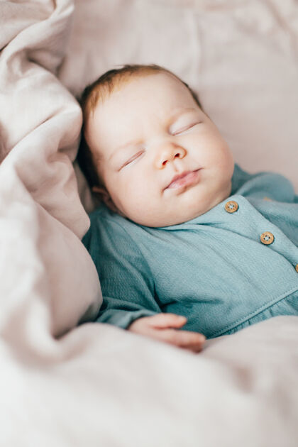 儿童睡眠婴儿睡在床上的特写镜头特写浅皮肤人