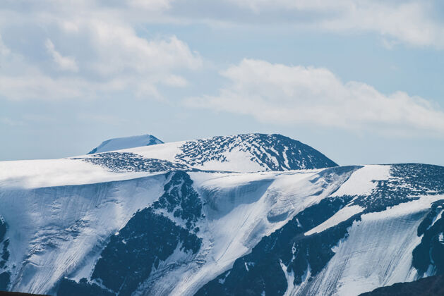 巨大大气简约的高山景观 雪峰上有巨大的悬冰川田园诗灵感岩石