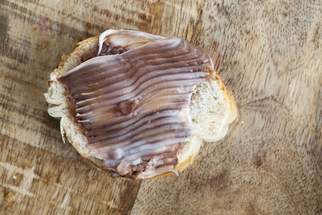 坚果软巧克力黄油和白面包爱木头美味