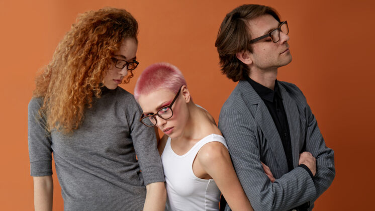 女人三个年轻的白种时尚模特穿着休闲服 戴着眼镜时尚年轻人眼镜