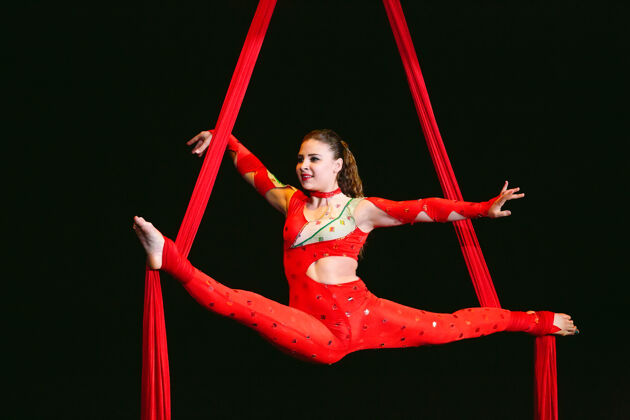 美丽的身体杂技演员在马戏团表演了一个很难的把戏身体女人杂技