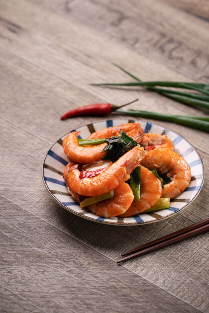 菜特写镜头美味的自制煎炸虾在一个盘子在黑暗的木桌上食物木头虾