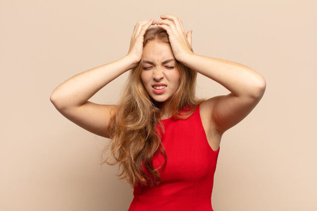 压力金发女人感到压力和焦虑 沮丧和沮丧与头痛 提高双手头不快乐沮丧悲伤
