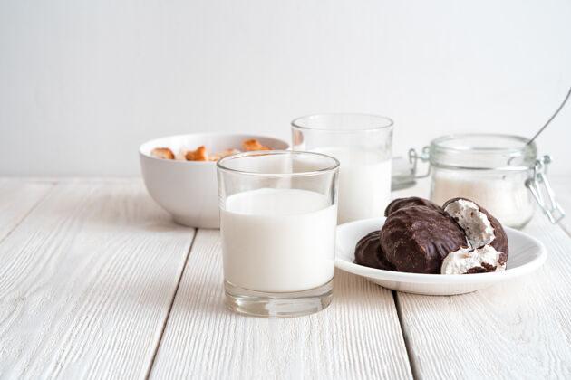 巧克力清淡的鲜奶早餐背景侧查看复制空间健康牛奶自然光