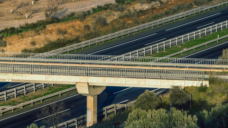 高速公路空无一人的高速公路上有过桥驾驶高速公路道路