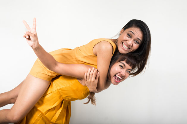 情侣两个年轻的亚洲女人一起对抗白色空间同性恋浪漫女性