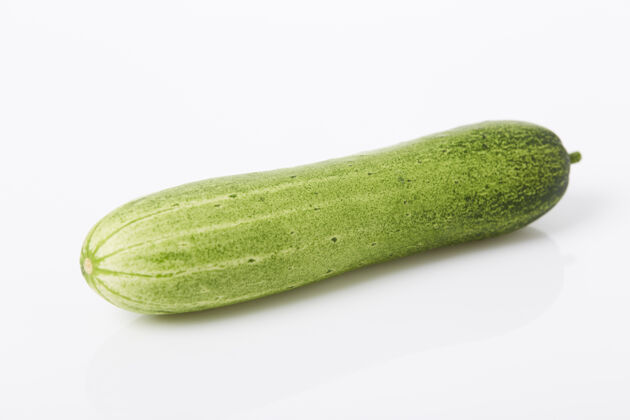 素食新鲜黄瓜蔬菜隔离在白色表面块有机营养