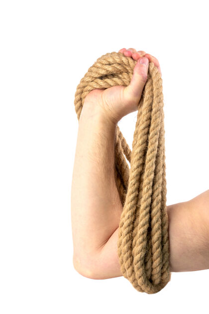 胳膊一只手拿着一串绳子孤立在白墙上捆绑模切绳子