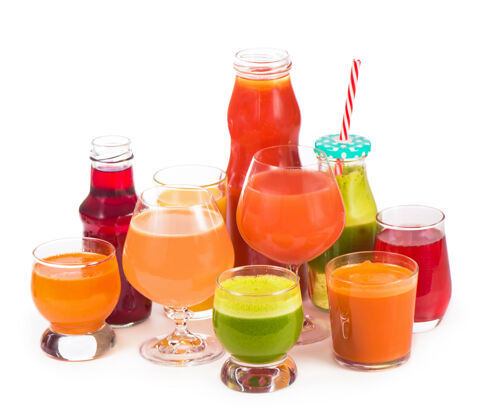 蔬菜玻璃杯里有新鲜的有机蔬菜和果汁 隔离在白色上隔离黄瓜护理