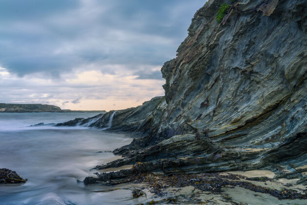 海洋西班牙阿斯图里亚斯有岩石和海水的瑟兰特斯海滩景观水旅游风景