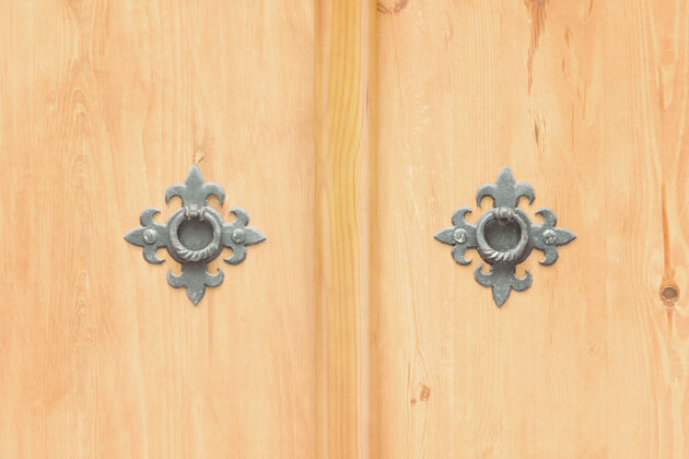 两个木头上的两个锻造金属环关门起来结构木材把手