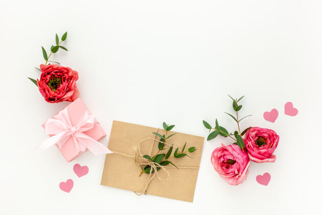 组成情人节组成：粉红色的礼盒与丝带 心和玫瑰情人节浪漫爱