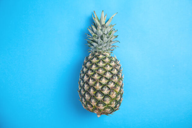 菠萝蓝色背景上的菠萝健活方式维生素