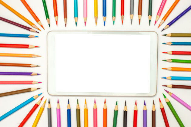 平板电脑白色桌子上的数字平板电脑模型俯视图 带有彩色铅笔画框彩虹小学学习
