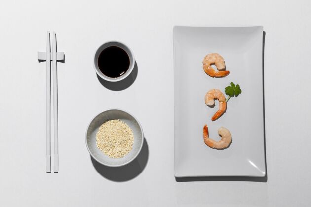 食物顶视图虾在盘子和酱汁平面图俯视图烹饪