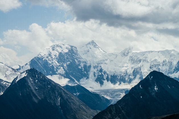 高在阴天里有美丽的巨大冰川山脉 这真是太棒了高山巨人自然
