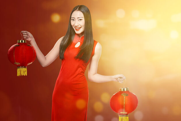 灯笼一位身着旗袍的亚裔华裔女子手里拿着中国国旗灯笼快乐中国新年新中国新年快乐亚洲
