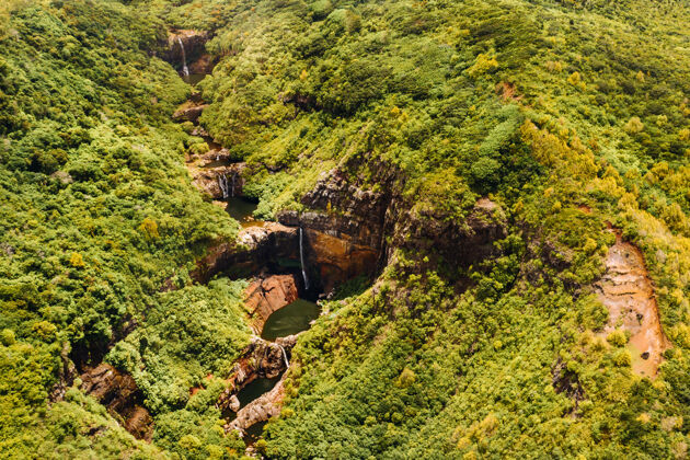 七塔玛林瀑布俯瞰图毛里求斯热带丛林岛屿上的七个瀑布透视美丽流