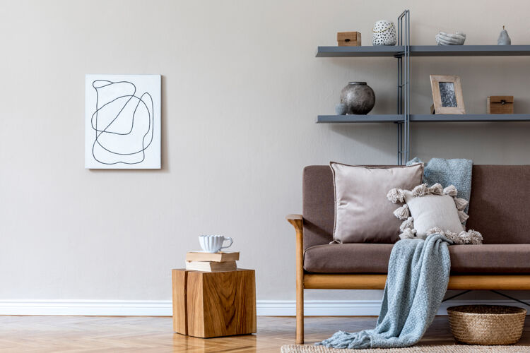 花瓶舒适公寓客厅的时尚室内设计 配有棕色沙发 灰色书摊 带茶杯的木制立方体和优雅的配件墙壁上的框架家庭舞台米色概念客厅室内极简主义