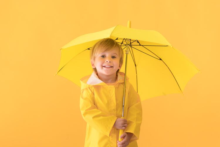 明亮穿雨衣的快乐孩子孩子季节健康