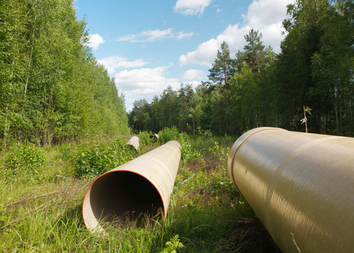 泥土穿过绿树的煤气管道圆筒自然生产