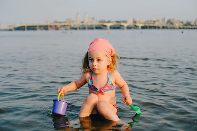 自然户外小女孩画像夏天很少夏天穿泳衣的女孩在海边河夏天童年孩子小快乐