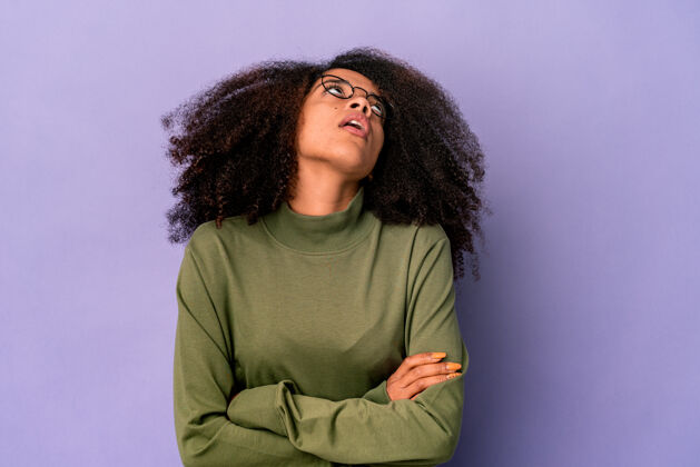 女性年轻的非洲裔美国卷发女子对紫色厌倦了重复的任务无聊无趣非洲