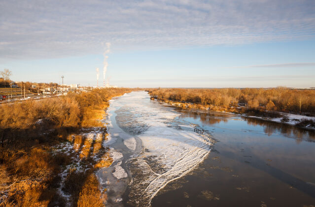 雪霜天覆盖河流的冰层俯视图河冬天风景